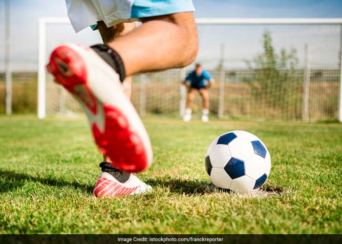 Avoid vigorous exercises that put a lot of pressure on the knee. This can happen in team sports like hockey or soccer. It can also happen in the workplace. Improper technique when bending or lifting can also adversely affect the health of the knee.