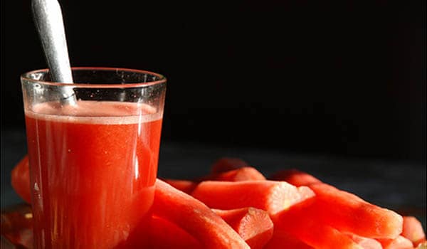 Drink plenty of water and fresh fruit juices. Carrot juice is rich in calcium and phosphorus that helps strengthen your nails.