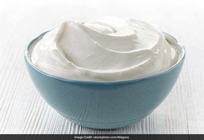 Yogurt has antifungal and antibacterial qualities, so it is useful for cleansing the skin and unblocking clogged pores.