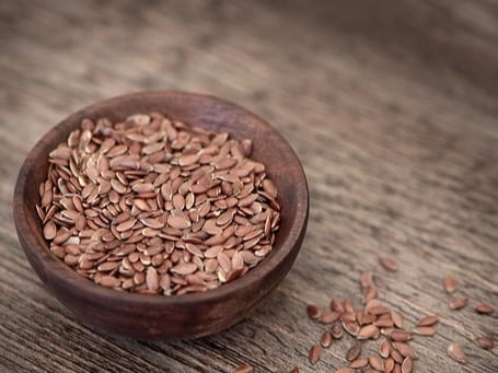 Flaxseeds are packed with fibre and healthy omega-3 fats. The fibre promotes satiety, reducing hunger, while omega-3s help regulate fat metabolism. Additionally, flaxseeds contain lignans, which can reduce inflammation and support fat loss.