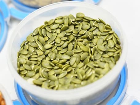 Pumpkin seeds are rich in protein, healthy fats, and magnesium, all of which aid in controlling appetite and enhancing fat metabolism. The high protein content helps increase muscle mass and boost metabolism, making it easier to burn fat.