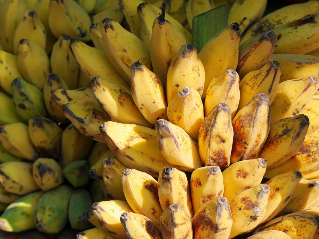 कड़ाके की सर्दी में केला खाएं या नहीं