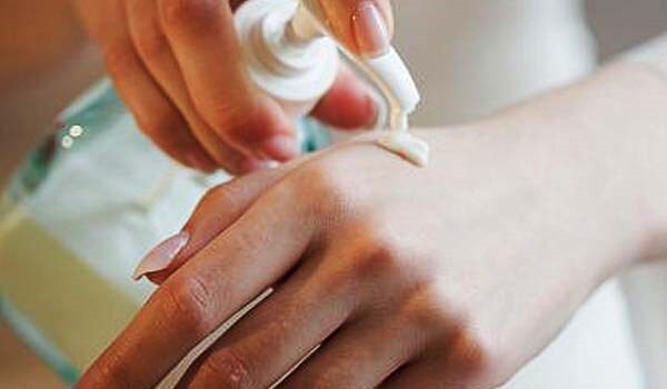 Apply moisturising cream immediately after bathing and toweling dry. This helps seal in the moisture.