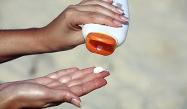 Select a sunscreen that moisturises to avoid dryness. Those who have oily skin texture, should go for a oil-free sun screen lotion.