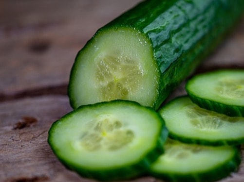 The high water content in cucumbers promotes kidney health and aids in flushing out toxins. Paired with its mild diuretic effect, cucumber consumption can help cleanse the body of impurities, promoting a healthier internal balance.