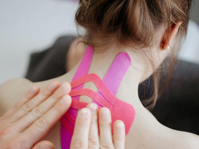 गर्दन में दर्द इस विटामिन की कमी का हो सकता है संकेत