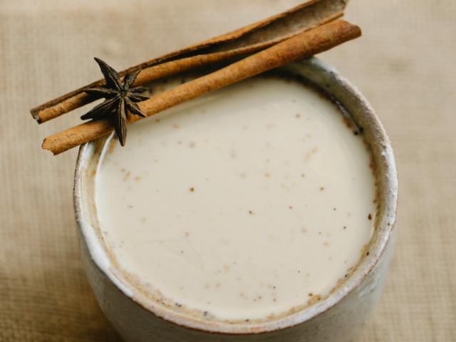 गांव में बनाया जाता है ऐसा मसाला दूध