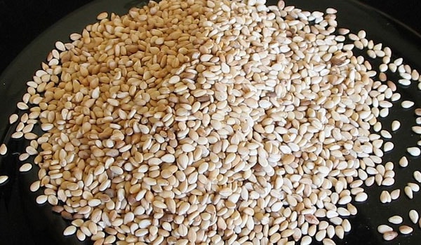 Both black and white sesame seeds have been known to provide heat to the body after digestion. Therefore, <i>gajjak</i>, <i>rewari</i>, <i>laddus</i> made up of sesame seeds are standard winter groceries. Sesame seeds keep you warm and ward off the winter chill-borne illnesses.