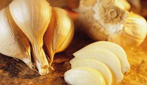 Garlic is not only effective as a cholesterol lowering agent but also as a warming food. Winter is a bad time for people having bronchitis and asthma. Due to its antibacterial and antiviral properties, garlic helps fighting chest infections.