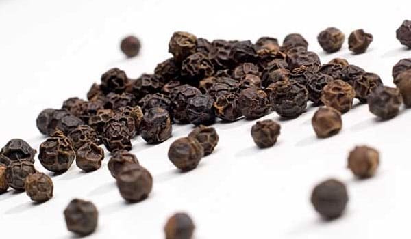 Black pepper has helps reducing the acidity and leads to less flatulence and bloating.