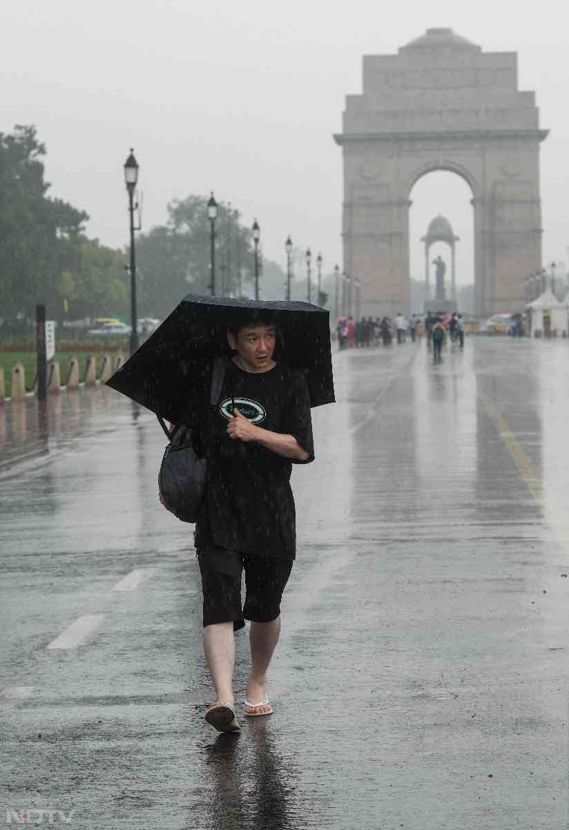 दिल्ली में कई दिनों से लगातार बारिश हो रही है. बारिश के कारण कहीं जलभराव हो रहा है तो कहीं सड़कों पर जाम लग रहा है. कुछ ऐसे भी लोग हैं, जो दिल्ली स्थित इंडिया गेट के सामने मौसम का लुत्फ उठा रहे हैं.