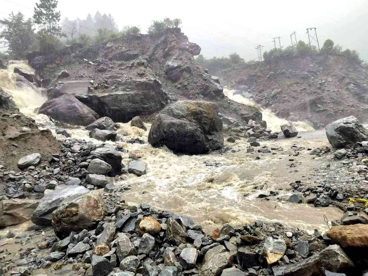 यह तस्वीर पूर्वोवत्तर राज्य सिक्किम की है. भूस्खलन के कारण यहां की सड़कें खराब हो गई हैं. राष्ट्रीय आपदा प्रबंधन प्राधिकरण (एनडीएमए) के विशेषज्ञों की एक टीम ने बुधवार को सिक्किम के मंगन जिले में भूस्खलन प्रभावित क्षेत्रों का व्यापक सर्वेक्षण किया.