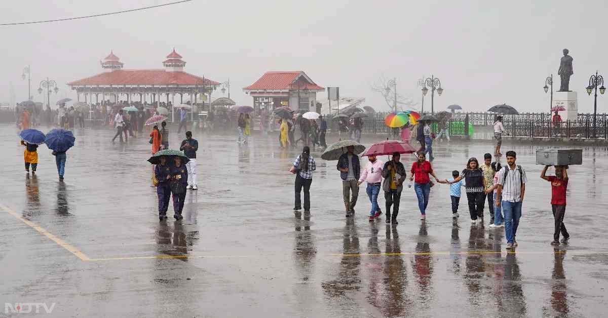 यह तस्वीर हिमाचल प्रदेश की है. इस तस्वीर में देखा जा सकता है कि कैसे बारिश से लोगों का हाल बेहाल हो चुका है. लोग बारिश से बचने के लिए छाता का इस्तेमाल कर रहे हैं.