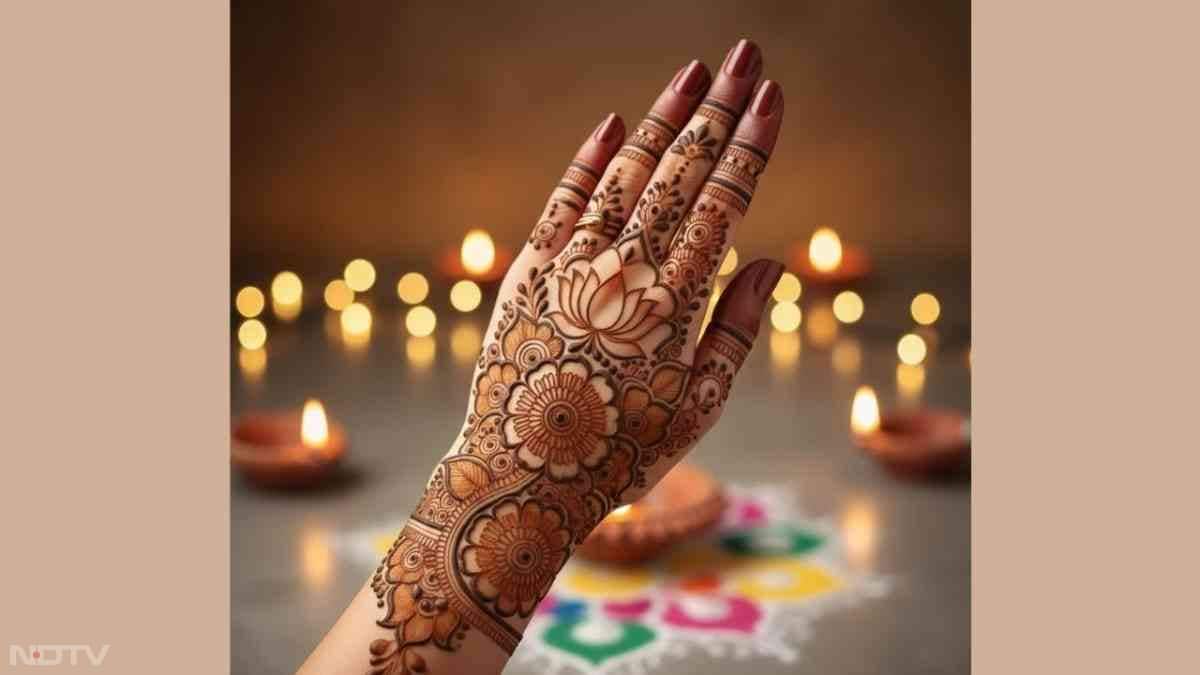 मेहंदी के फूलों वाले डिजाइन हमेशा फैशन और ट्रेंड में बने रहते हैं क्योंकि ये हाथों को एक पारंपरिक और खूबसूरत लुक देते हैं. छोटी दिवाली के मौके पर आप फ्लोरल डिजाइन वाली मेहंदी लगा सकती हैं. ये देखने में काफी एलिगेंट लगेंगे.