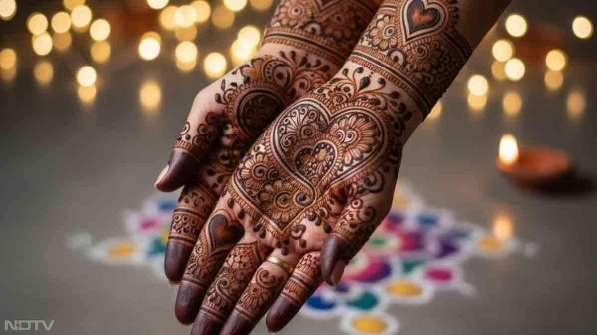 अगर इस साल आपके पार्टनर के साथ पहली दिवाली है, या कहें कि न्यूली वेड कपल साथ में पहली बार दिवाली मनाने जा रहे हैं तो आप हाथों में ये हार्ट वाली मेहंदी लगा सकती हैं. ये फेस्टिव सीजन में देखने में काफी खूबसूरत लगती हैं.