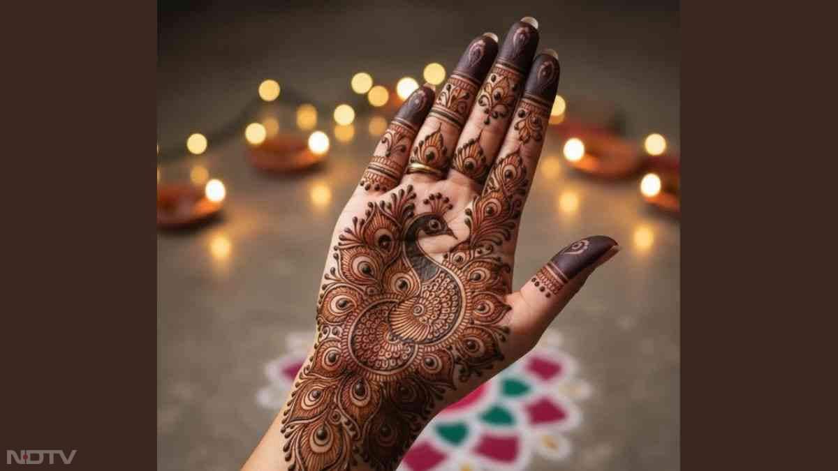 छोटी दिवाली के मौके पर आप अपने हाथ में मोरपंख या फिर मोर के डिजाइन वाली मेहंदी लगा सकती हैं. ये हाथों की रौनक को बढ़ा देते हैं.