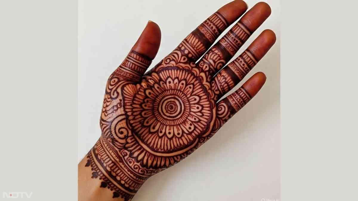 छोटी दिवाली के अवसर पर आप मंडला मेहंदी डिजाइन लगा सकती हैं. ये देखने में बहुत सुंदर और एलिगेंट लुक देखते हैं. इसके अलावा हाथ भी काफी खूबसूरत दिखते हैं.
