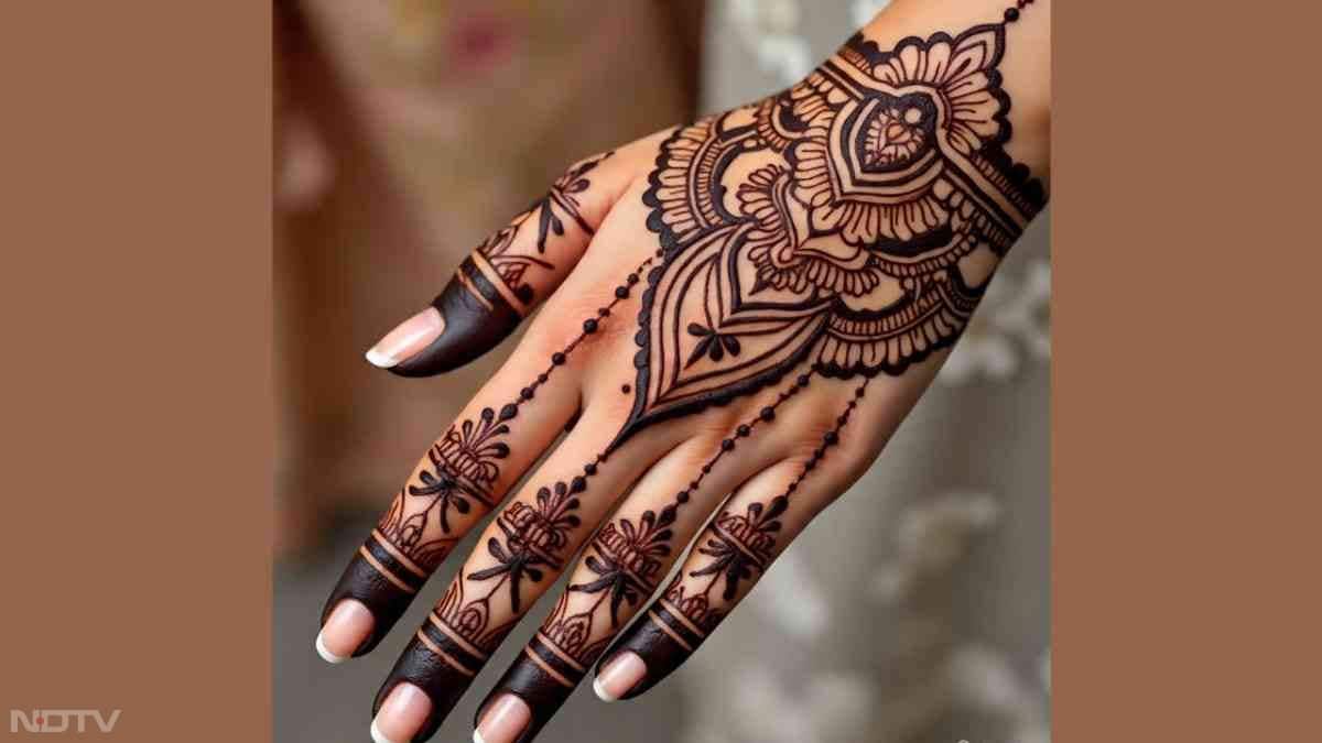 अरेबिक और इंडो-अरेबिक डिजाइन काफी आसानी से हाथों पर बन जाते हैं. इसमें आप मोर, पत्तियां वाला डिजाइन भी अपना सकती हैं.