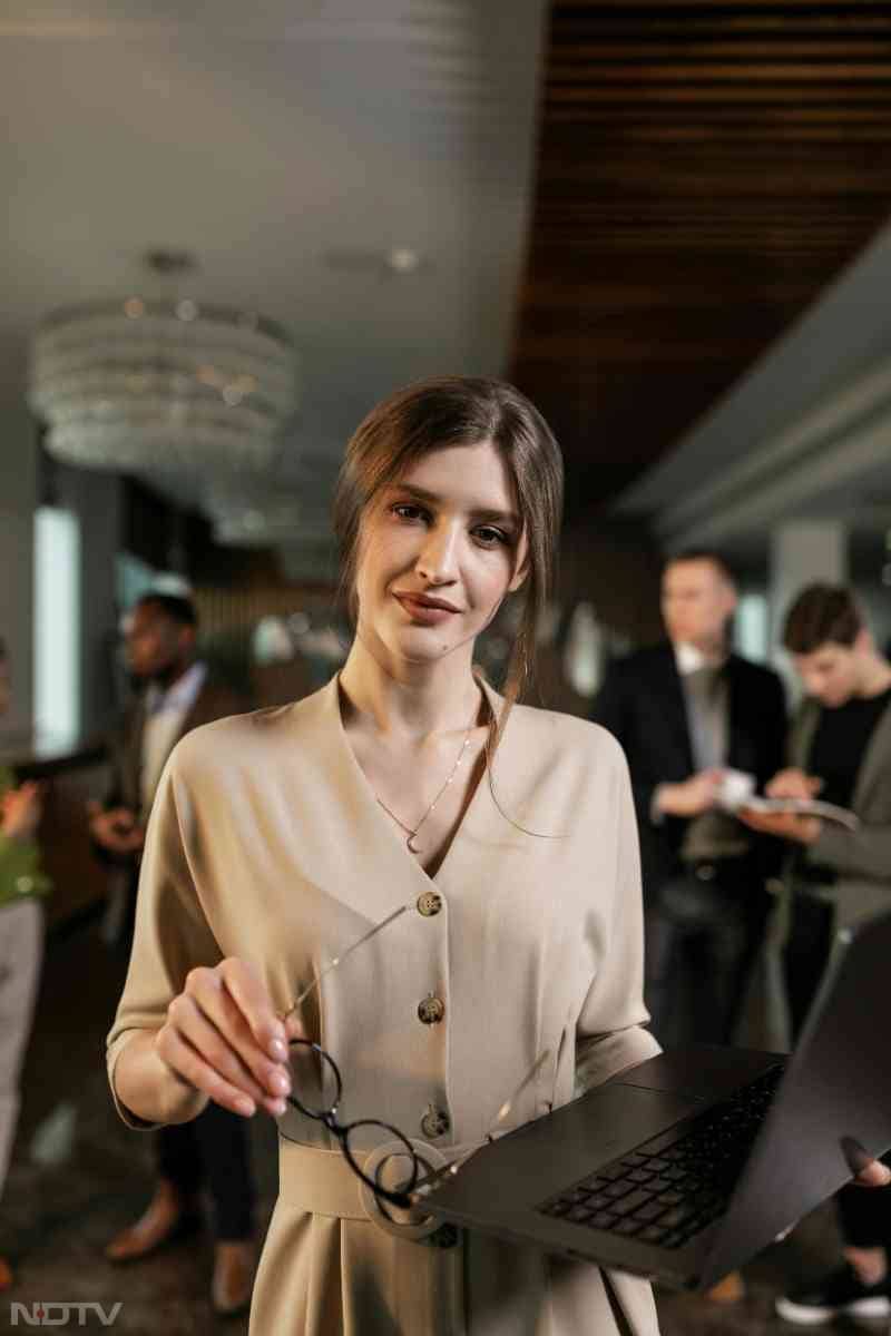 आकर्षक व्यक्तित्व की महिलाएं हमेशा अपने आसपास के माहौल और कार्यों को लेकर महत्वाकांक्षी होती हैं. Pic Credit- Pexels