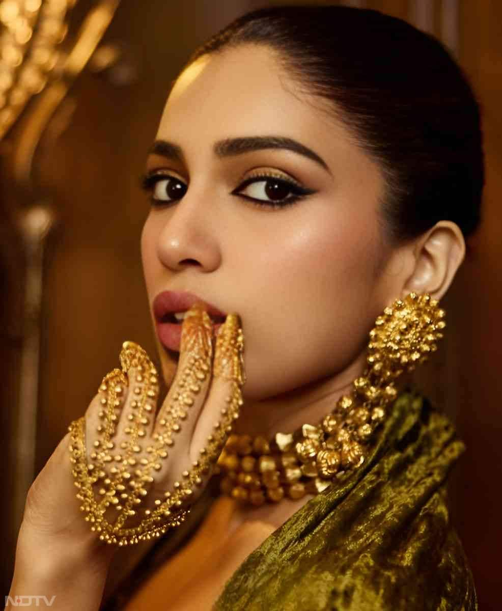 Take cues from Bhumi Pednekar with rosy cheeks, kohl-rimmed eyes, winged eyeliner, and matte lips for a bold, dramatic festive look. (Instagram/@bhumipednekar)