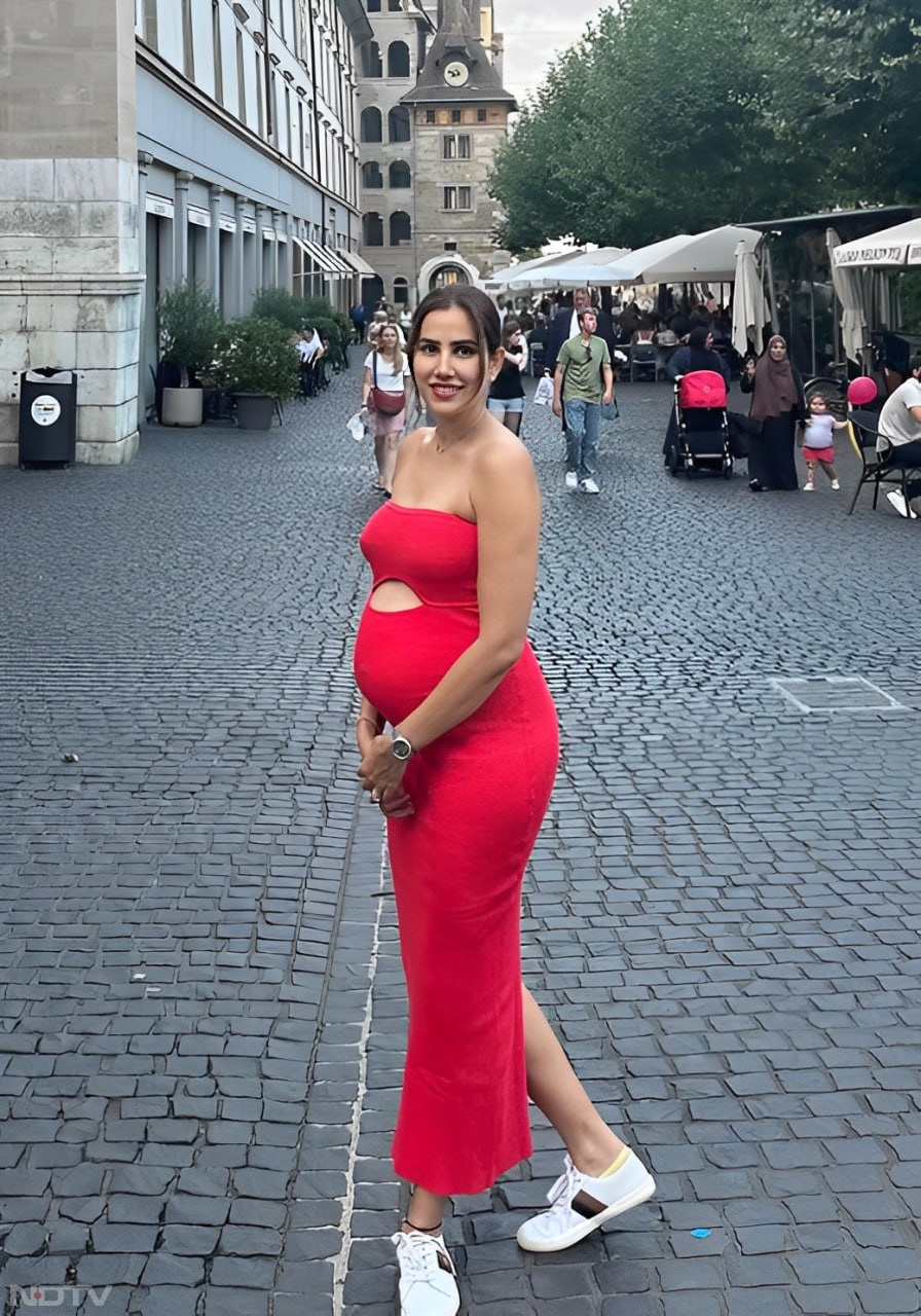 Sonnalli Seygall looked stunning in a bold red bodycon cutout dress with a ribbed design, gracefully flaunting her baby bump. (Instagram/@sonnalliseygall)