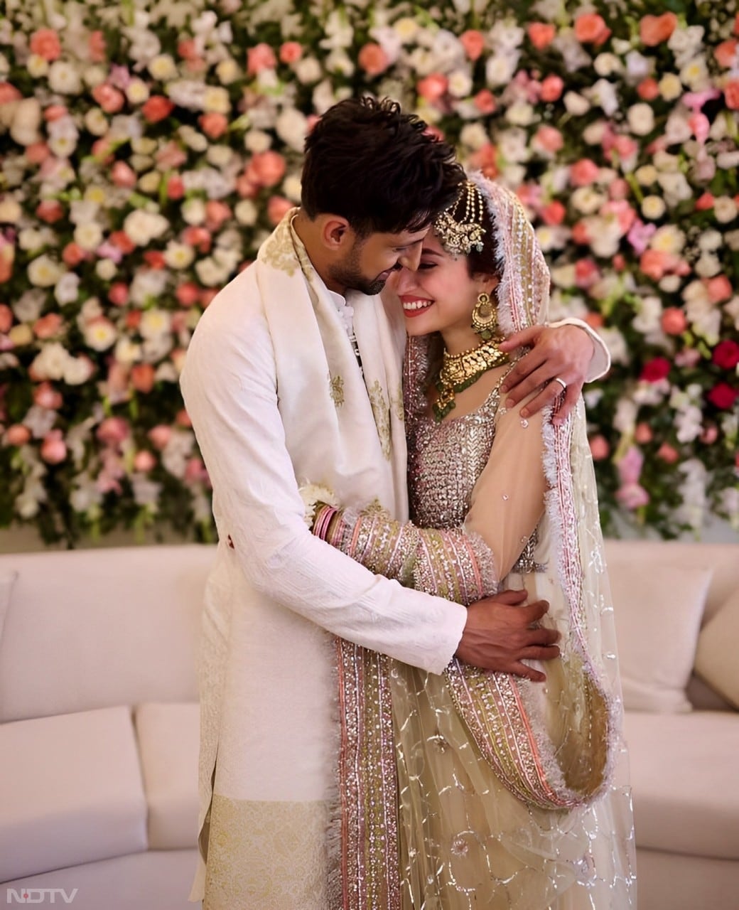 Sana Javed wore a stunning heavy Mughal Peshwas for her nikah, while Shoaib Malik complemented her in an off-white kurta with soft prints and a shawl adorned with golden patches. (Instagram/@sanajaved.official)