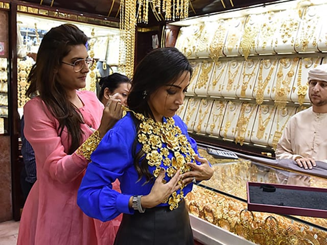 Photo : Ambika Anand Shows How Much There is to Shop in Dubai