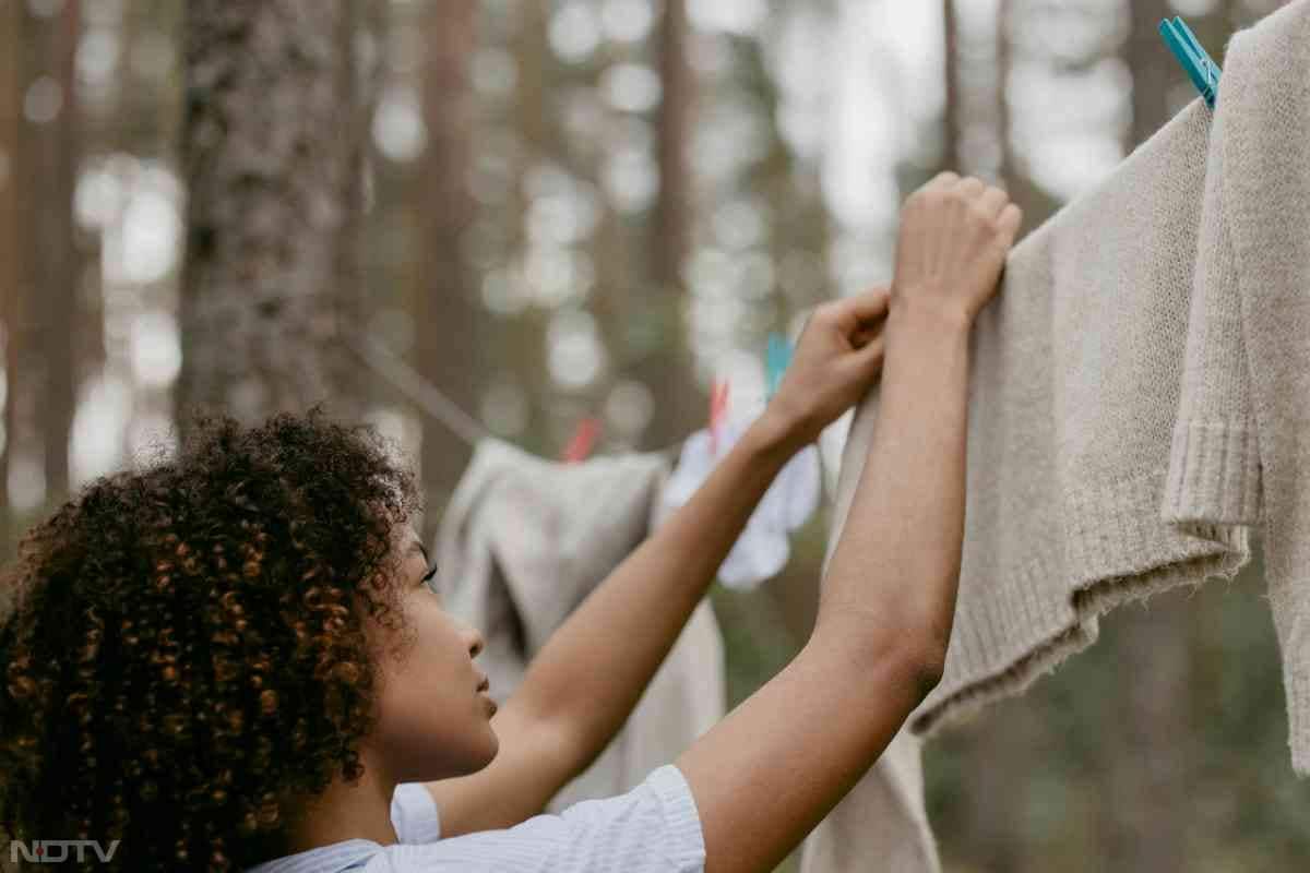 कई बार कई दिन तक धूप नहीं निकलती, जिससे कपड़े बहुत दिनों तक गीले पड़े रहते हैं. Pic Credit- Pexels