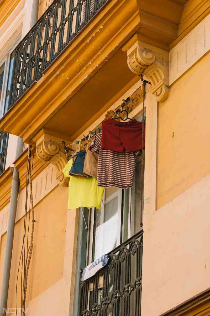 चाहे धूप निकली हो या नहीं, गीले कपड़े एक साथ ना रखें, बल्कि उन्&zwj;हें फैला दें. वरना बदबू की समस्या हो जाती है. Pic Credit- Pexels