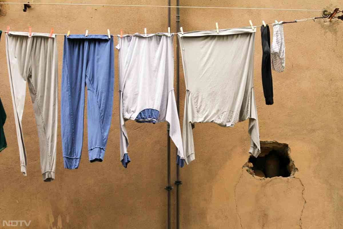 कपड़ों को शाम ढलने से पहले उतार लें और हीटर वाले कमरे में फैला दें. Pic Credit- Pexels