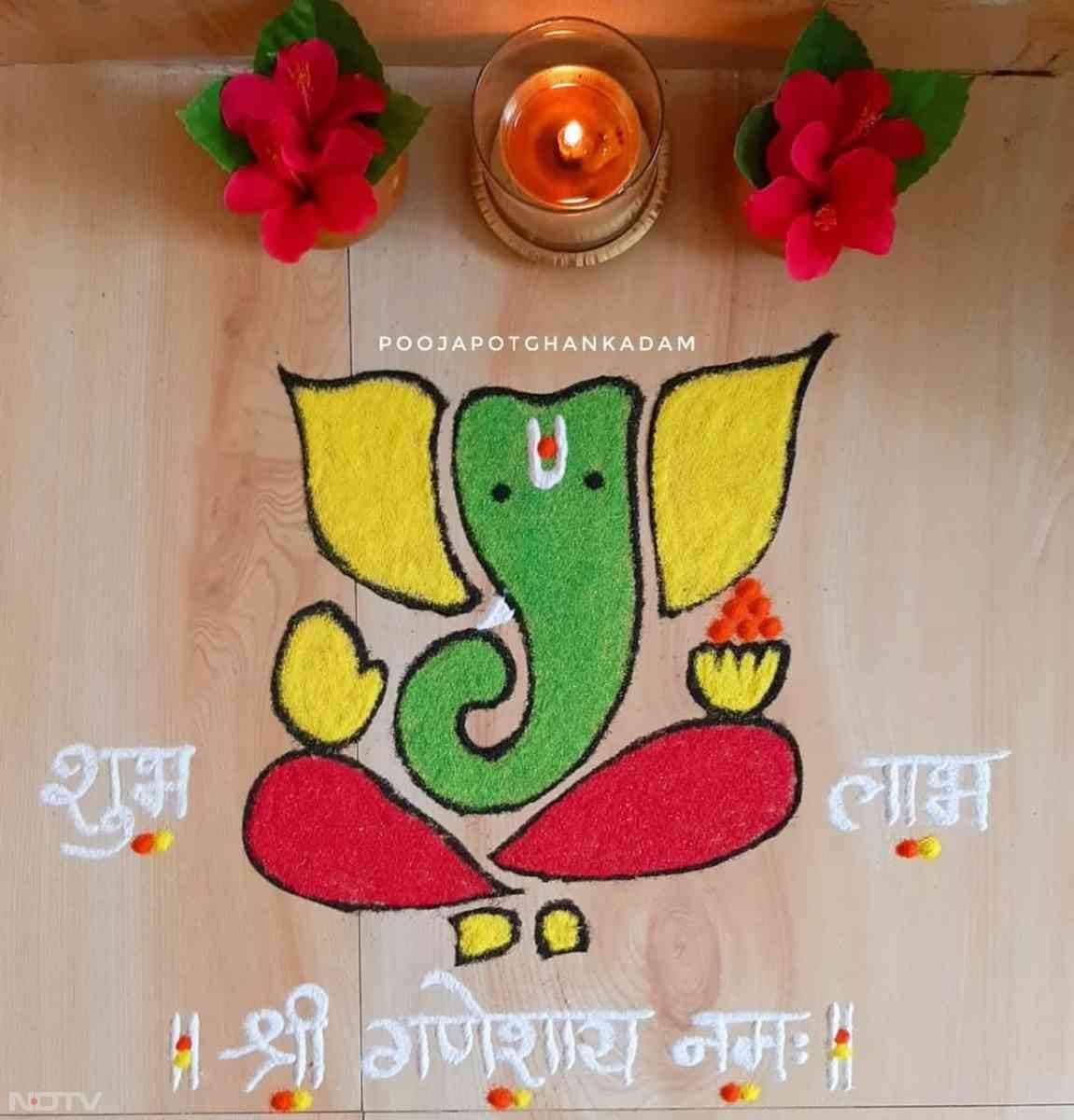 शुभ लाभ वाली यह रंगोली भी आप अपने मुख्य द्वार पर बना सकती हैं. लाल पीले हरे रंगों से गणेश जी की उकेरी आकृति भी आपको बनाने में आसानी होगी. 
(Photo credit - insta/rangolidesignideas)