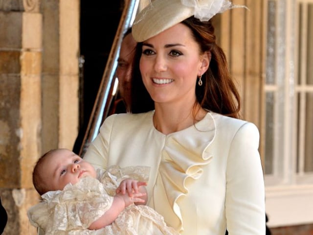 Photo : Kate color co-ordinated her outfit with her son's gown