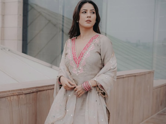 लोहड़ी पर पहनें शहनाज गिल जैसे सूट