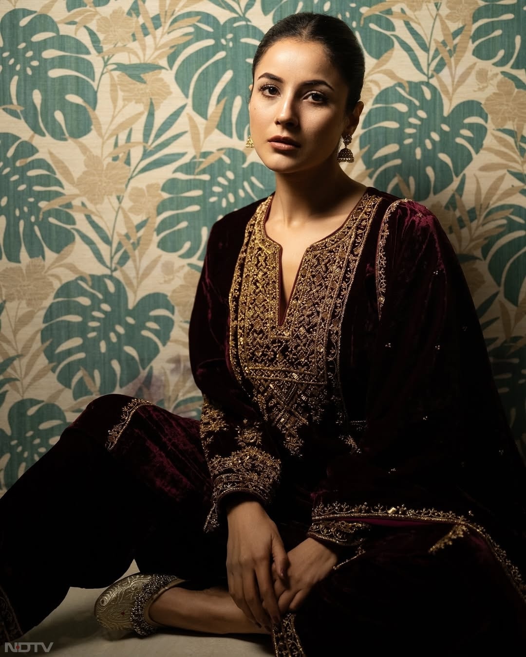 लोहड़ी पर ठंड से बचने के लिए शहनाज गिल की तरह वेलवेट सूट ट्राई कर सकती हैं. shehnaazgill/Instagram