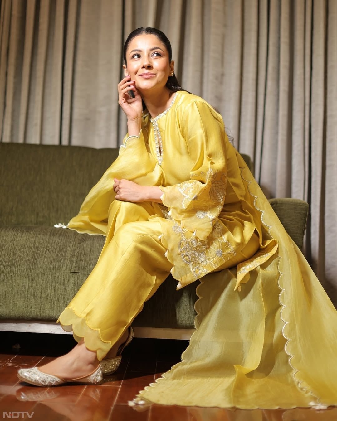 येलो कलर फेस्टिवल में चार-चांद लगाने को काफी होता है. shehnaazgill/Instagram