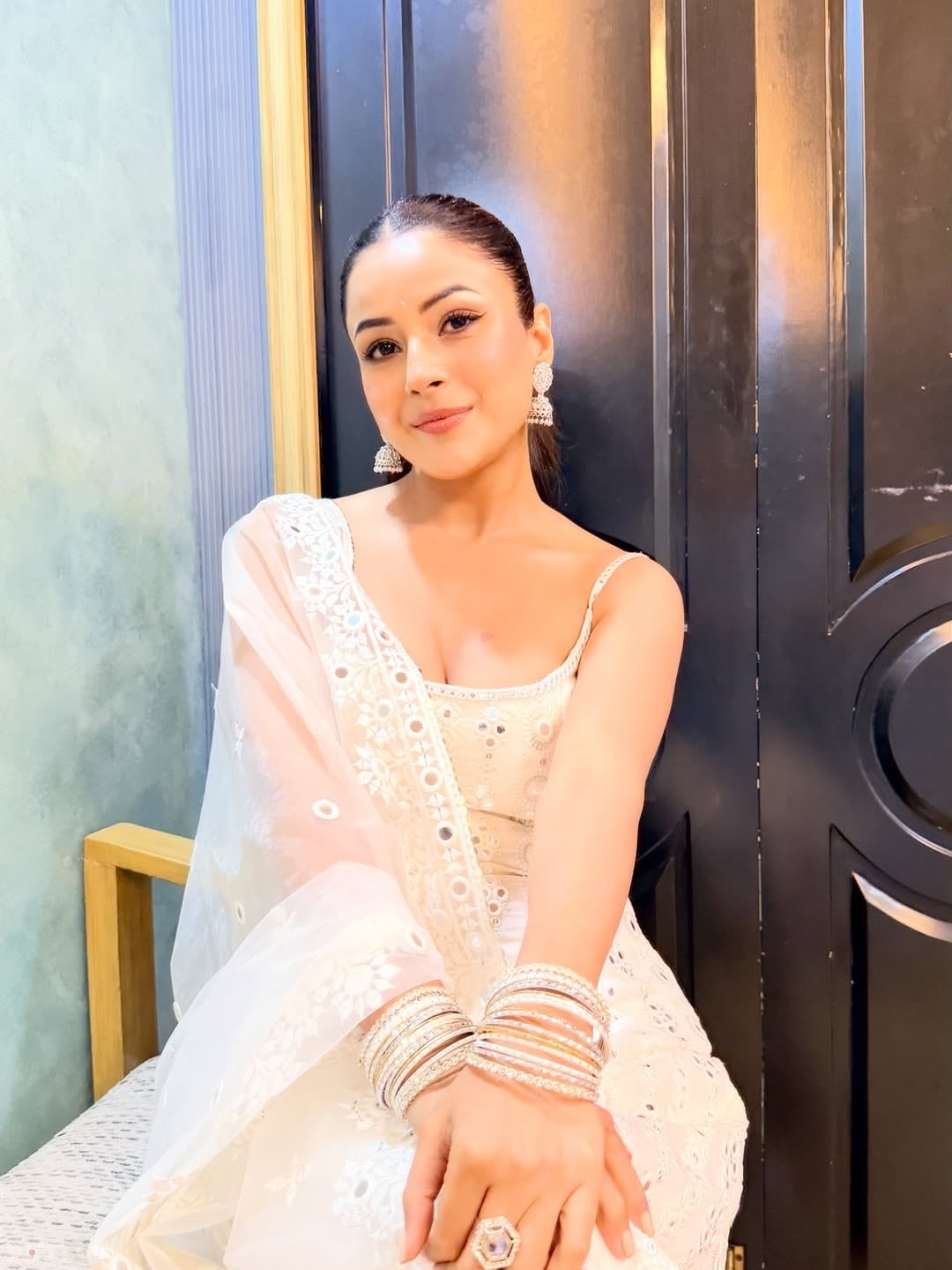 लाइट शेड पहनना चाहती हैं तो शहनाज के इस लुक को ट्राई कर सकती हैं. shehnaazgill/Instagram