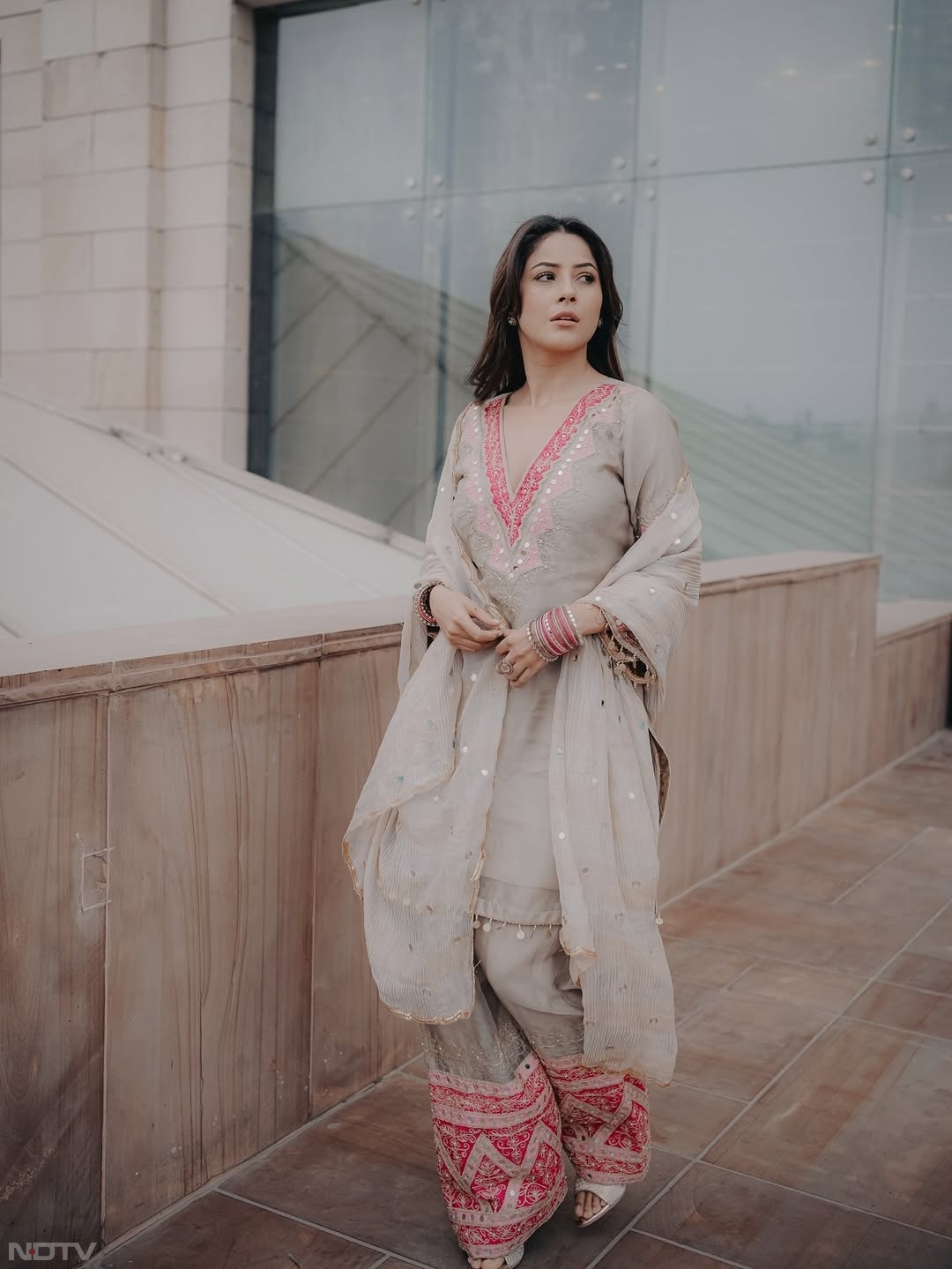 लाइटवेट ये सूट हैवी प्&zwj;लाजो वर्क के साथ यूनिक और मॉडर्न लुक देता है. shehnaazgill/Instagram