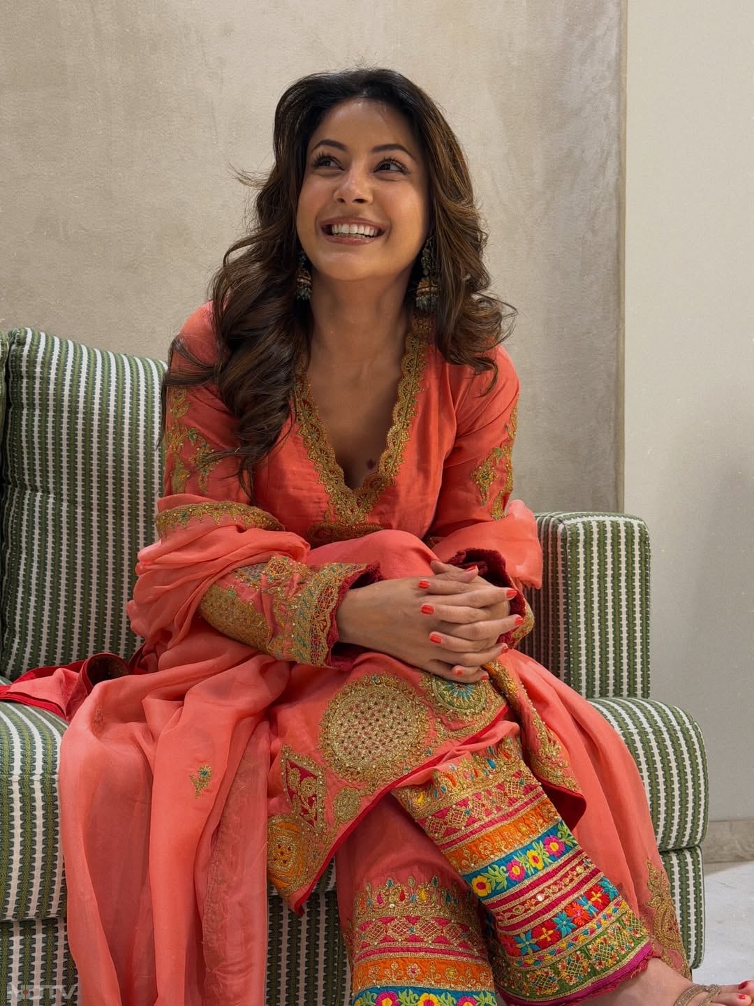 पीच कलर पर कढ़ाई बहुत खूबसूरत लगती है. फुल स्&zwj;लीव्&zwj;स ये सूट इस मौसम के लिए परफेक्&zwj;ट है. shehnaazgill/Instagram