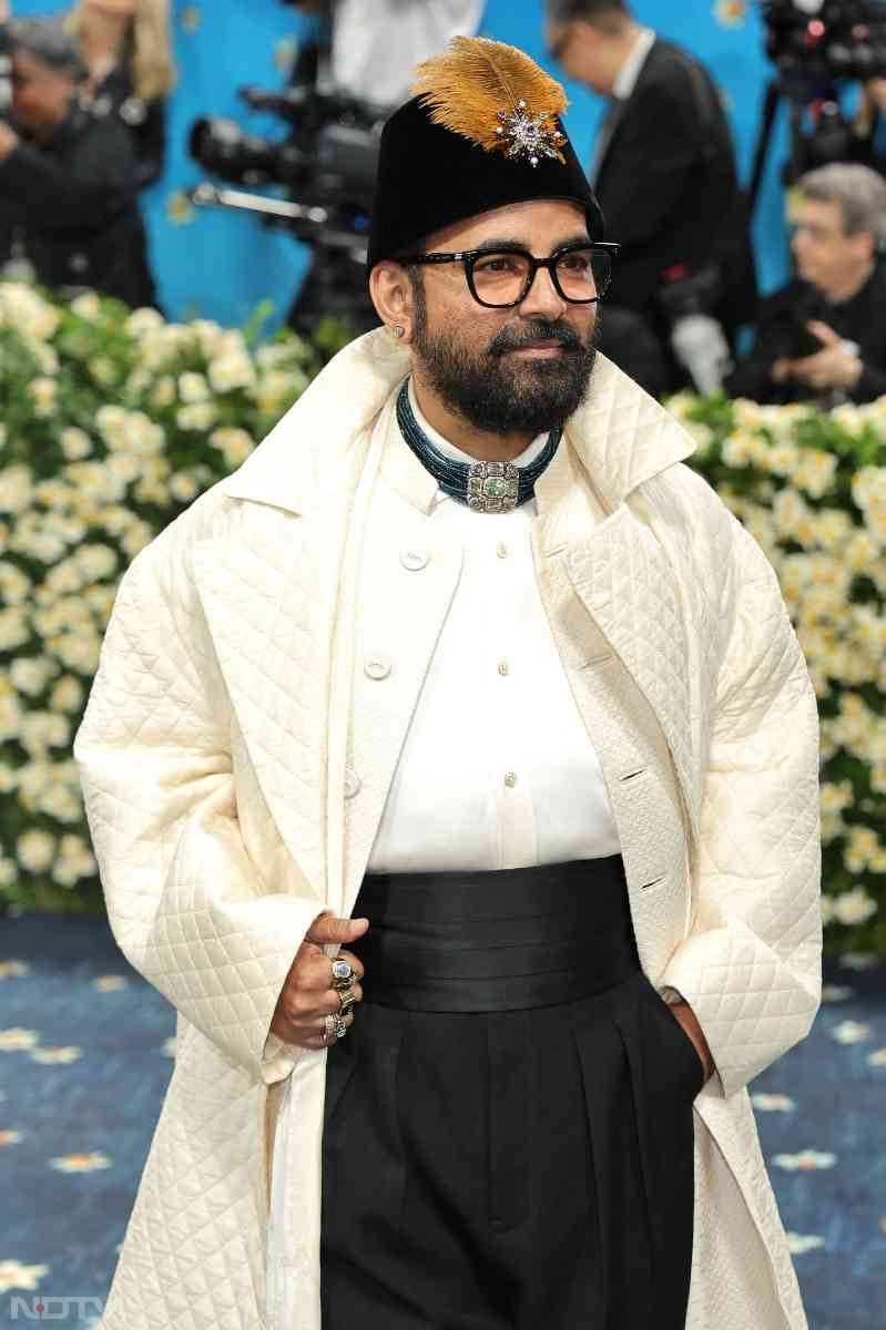 Sabyasachi opted for a tailored ivory quilted overcoat over a classic white shirt. He paired it with cinched trousers and a velvet cap to accessorize the look.