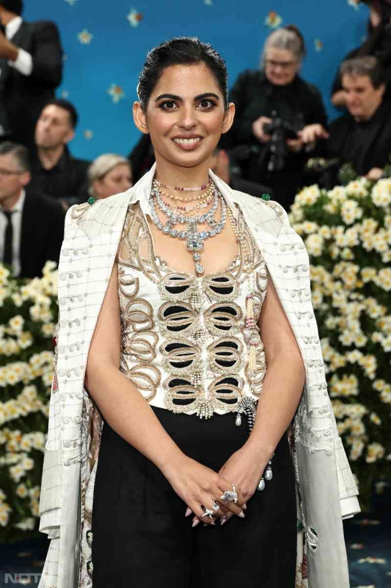 Isha Ambani wore an Anamika Khanna creation which featured a handwoven Benarasi train. Her jewellery stole the limelight as it was a Cartier necklace owned by the Maharaja of Nawanagar.