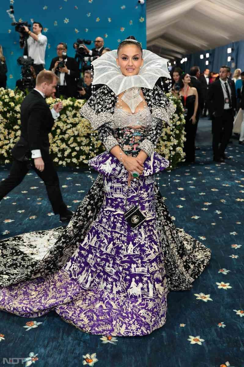 Natasha Poonawalla's Manish Malhotra ensemble featured a Parsi Gara Sari which was an amalagamation of Indian Craftsmanship and her Parsi heritage. The look was layered with a corset-cummerband and an embroidered jacket.
