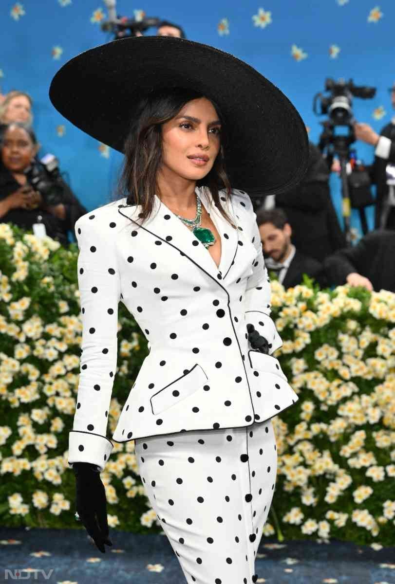 Priyanka's Balmain set featured structured shoulders and a cinched waistline. The polka dot print, oversized hat and statement jewellery were exquisite.