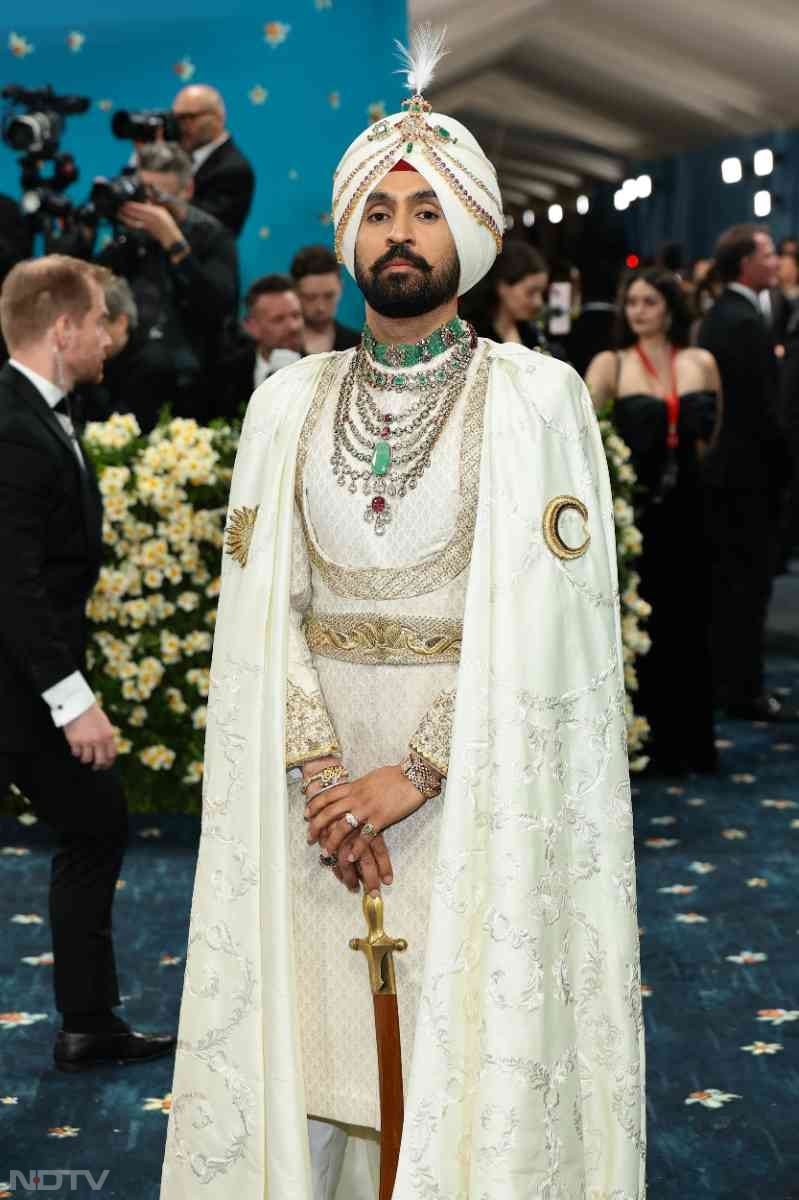 Bringing his desi energy to the Met Gala carpet, Diljit Dosanjh opted for a Prabal Gurung look, paired with a matching turban. He carried the Kripan as a royal accessory to complement the look.
