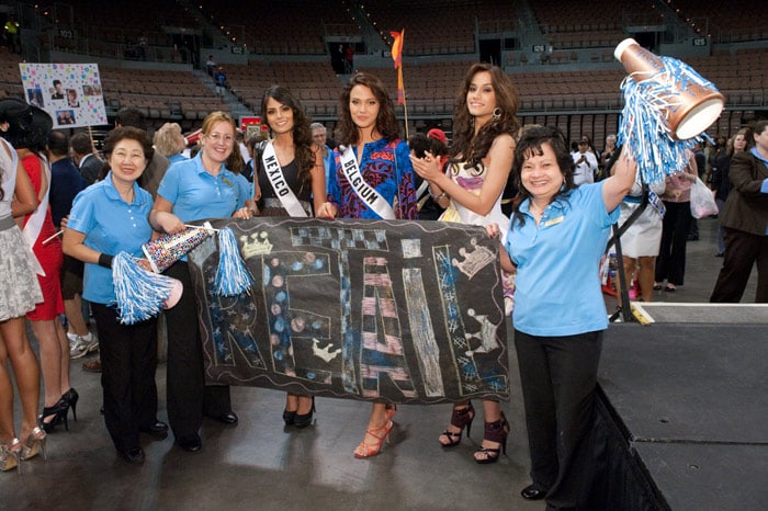 Jimena Navarrete, Miss Mexico 2010; Cilou Annys, Miss Belgium 2010, and Giuliana Zevallos, Miss Peru 2010, pose with Mandalay Bay employees during an employee rally at the Mandalay Bay Resort and Casino in Las Vegas, Nevada on Wednesday, August 11, 2010. (Photo: ho/Miss Universe Organisation LP, LLLP)