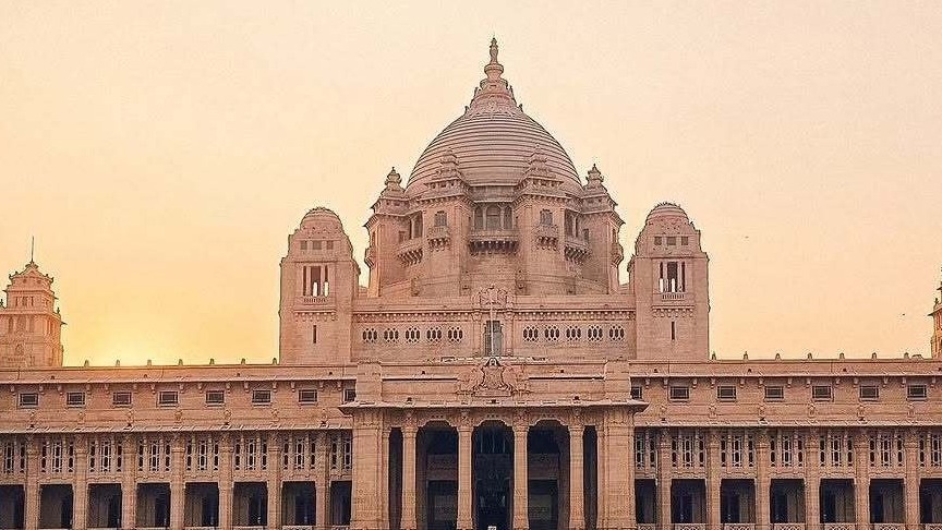 सुनहरे चित्तर बलुआ पत्थर से बना यह महल इंडो-सारासेनिक, आर्ट डेको और शास्त्रीय शैलियों का मिश्रण है. इस 26 एकड़ के महल में 347 कमरे हैं. इसकी कीमत 22,400 करोड़ रुपये है.