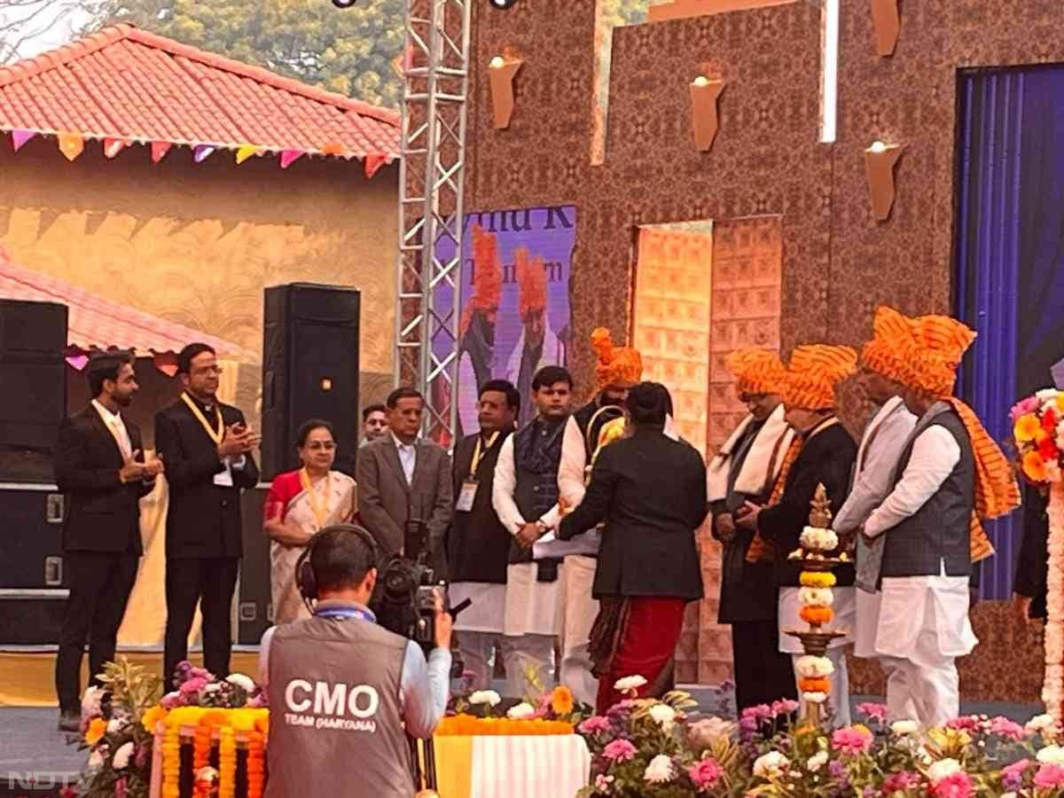 यह मेला 15 फरवरी तक चलना वाला है. इस मेले का देखने के लिए भारत से तो क्या बल्कि विदेशों से भी टूरिस्ट्स आते हैं.