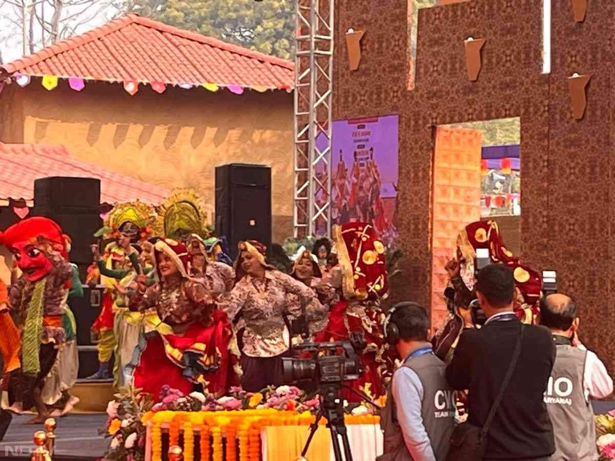 सूरजकुंड इंटरनेशनल क्राफ्ट मेला एक ऐसा मेला है, जहां देश- विदेश के बेहतरीन कलाकार, शिल्पकार अपनी कला का प्रदर्शन करते हैं.