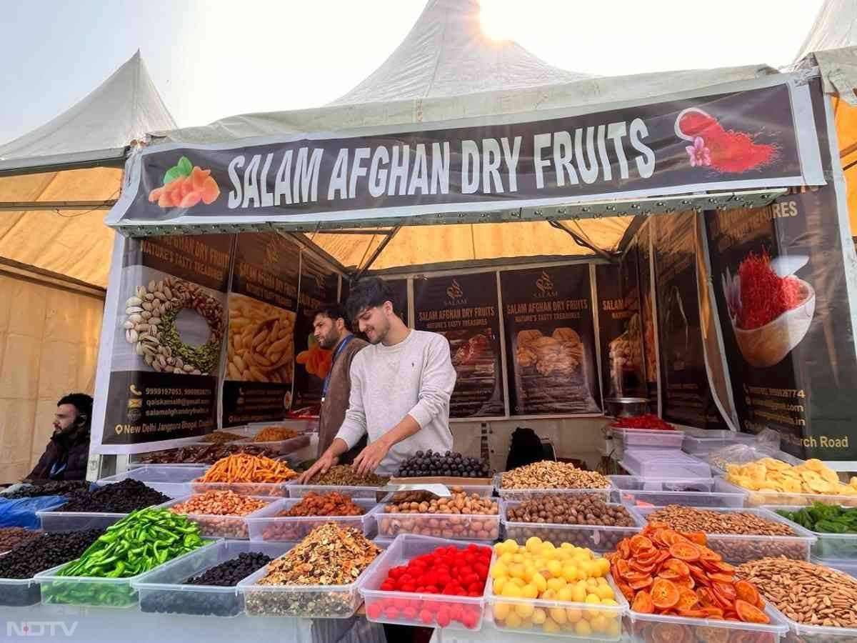 इस मेले में हर तरह की वैरायटी का सामान मिलता है.