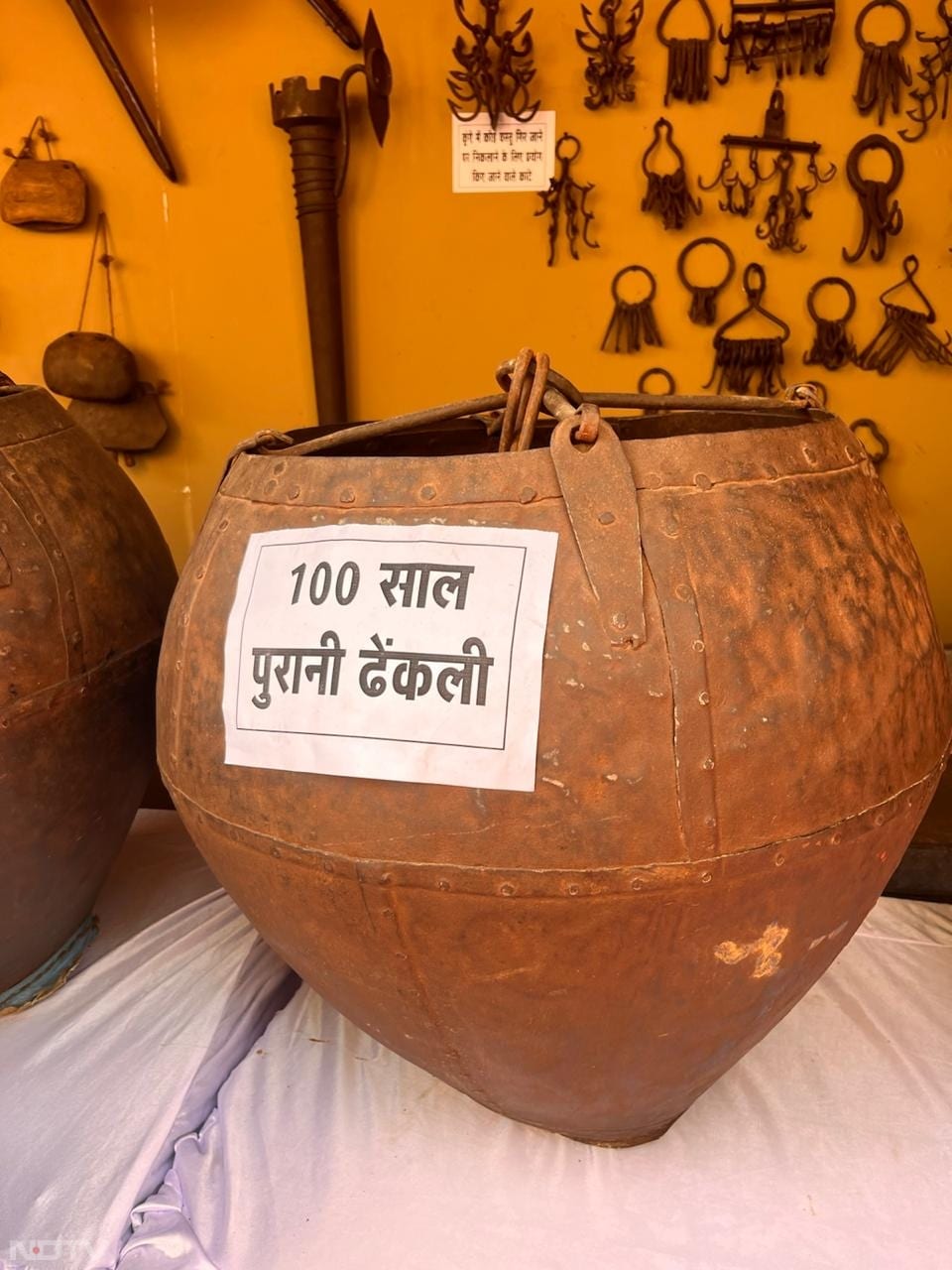 यहां कई सौ साल पुरानी चीजें भी प्रदर्शनी के लिए रखी जाती हैं.