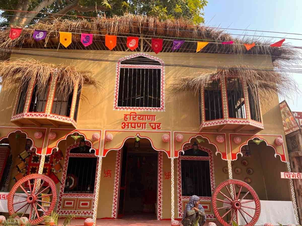 सूरजकुंड मेले का आयोजन हरियाणा के फरीदाबाद स्थित सूरजकुंड क्राफ्ट ग्राउंड में आयोजित किया जा रहा है.